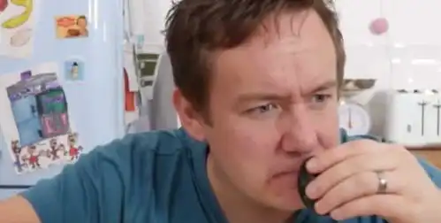 老外挑战中国美食皮蛋,一口吞下后,下一秒我没忍住笑