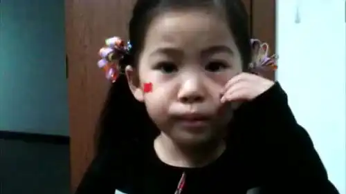 3岁小姑娘模仿吉克隽逸的不用怕表情简直萌呆了