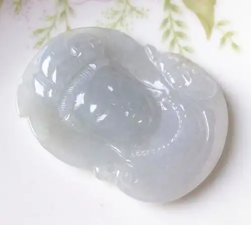 老师请帮忙看一下这尊翡翠观音可以请吗