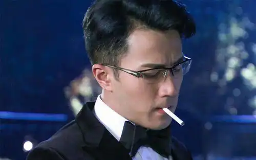 10位戴眼镜显斯文败类的男明星陈伟霆气质佳,彭冠英演技绝