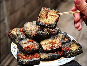 外国人目睹中国人吃美食的过程,露出一副没见识的表情