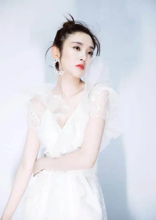 唐艺昕造型多变真惊艳白纱裙甜美梦幻似新娘装,黑皮裙a到爆