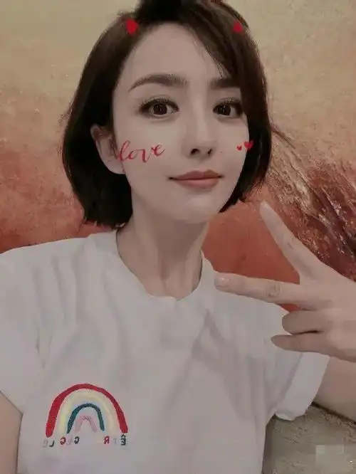 因一句话被易烊千玺粉丝怒骂,佟丽娅罕见发飙怒怼挑事者,网友这姐姐好刚啊