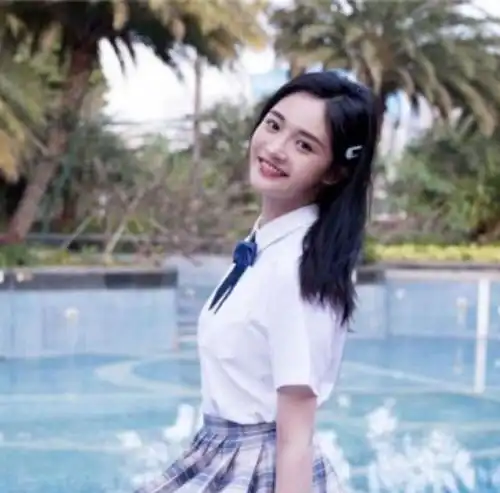 周洁琼穿jk制服,白色衬衫配格裙,少女心十足