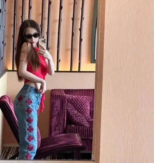 淑女后的虞书欣更加有女神范,牛仔裤搭配红色上衣秀迷人曲线