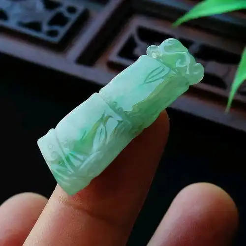 探究竹节翡翠吊坠的价值与选购技巧