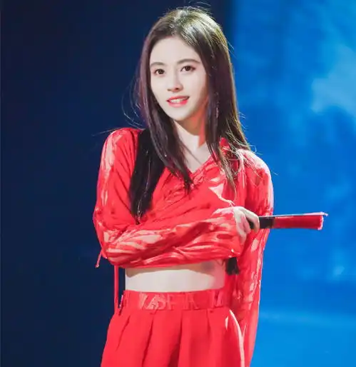 鞠婧t这款新年红色妆太美了,娇艳明媚,少女感十足