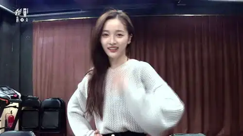 探班舞蹈练习室,宣仪椅子舞排练美哭杨超越练舞平摔跤