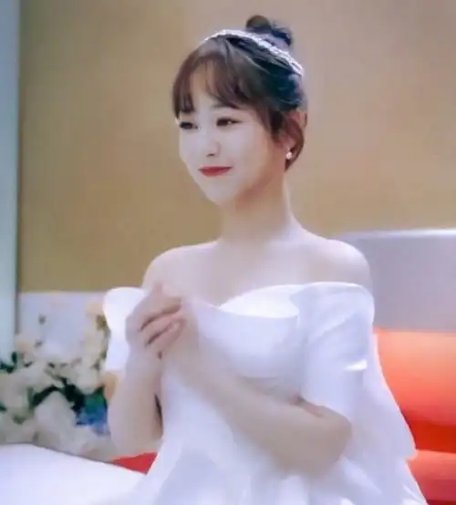 杨紫绝美婚纱造型曝光从优雅大气变可爱甜美,真逆生长了