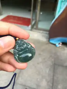 请教一下各位,这个翡翠吊坠是什么颜色的,证书上写的是浅绿色,可是实物感觉颜色不对,克数和证书一样的