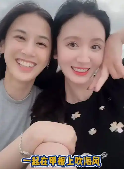 黄圣依现身香港,包游艇接闺蜜张萌出海游玩,12岁儿子出镜好腼腆