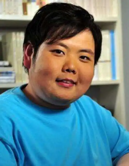2003年因一表情火爆全网的小胖,闯荡娱乐圈近10年,现退圈当老板