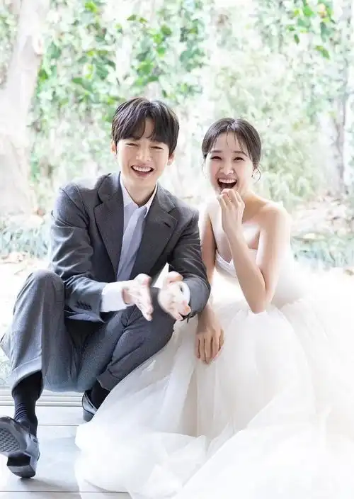 韩国女星宣布,与小三岁男演员结婚,公开婚纱照,网友表示祝福