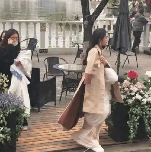 杨幂新剧路透曝光穿婚纱与许凯对戏,挨冻背台词被赞幂幂好敬业