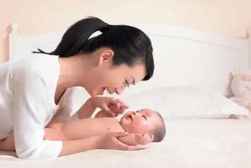 宝宝认错妈妈招手呼唤,发现后捂嘴掩饰尴尬,表情变化有喜感