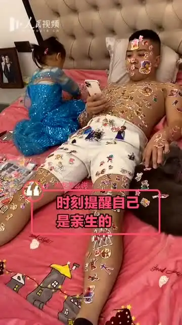 萌娃在爸爸身上又画画又粘贴纸,一旁猫咪的表情亮了