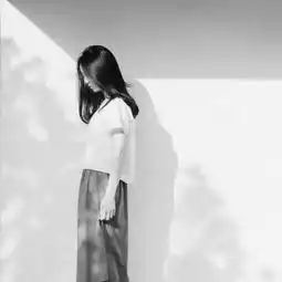 qq黑白头像女生孤独伤感堕落小孩子才会生气难过失望
