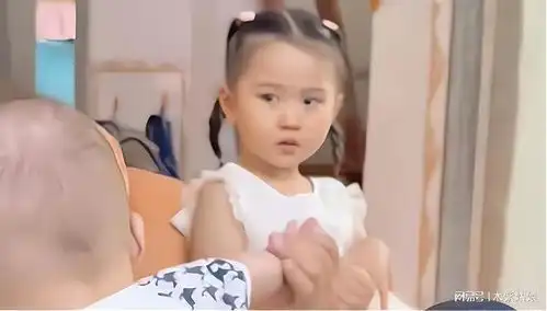 女子专心哄二胎儿子,大女儿委屈躲一旁偷偷抹泪,一句话太破防