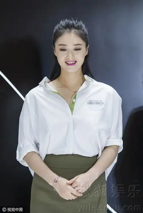 表情很傲娇蒋欣白衬衫配高叉裙微胖依然美