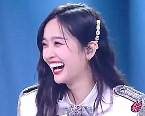 杨超越发表告别感言大哭,谁注意吴宣仪在干啥感情好坏很明显