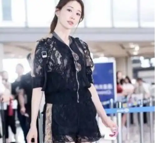 林志玲婚后路透照走红,一身总裁黑很亮眼,保养得跟18岁少女一样