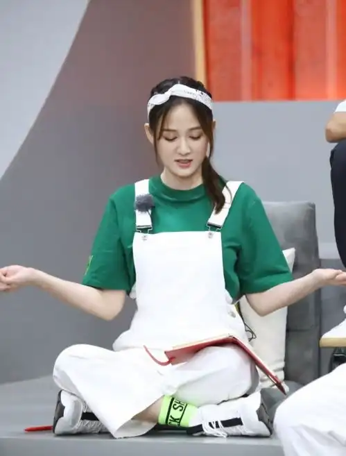 陈乔恩编发造型尽显少女感,白色背带裤配绿色t恤,洋溢青春气息
