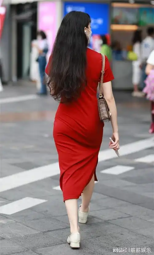 美女一袭红色的紧身吊带连衣裙,真的太显身材了