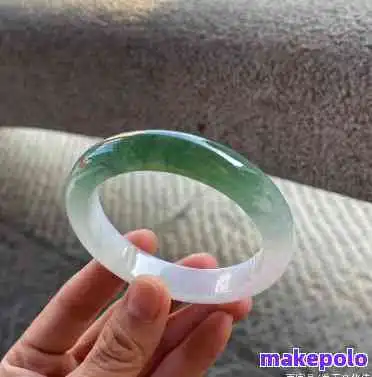 翡翠半山半水手镯寓意山水间的吉祥与平安
