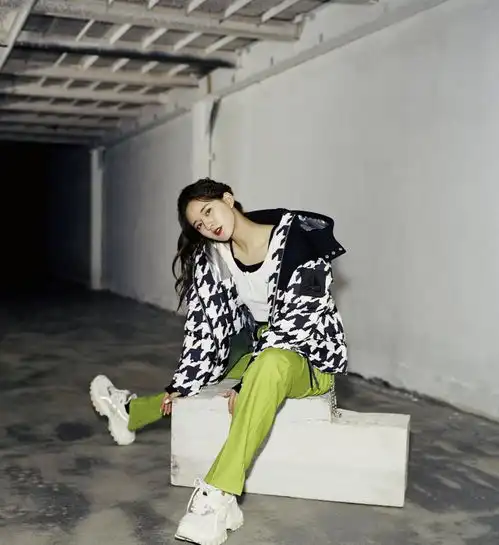 赵露思太有少女感了,身穿红色抹胸连衣裙,清新自然又不失少女风