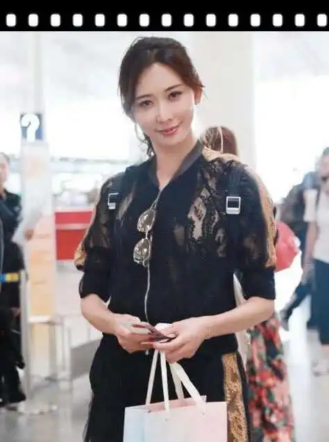 44岁林志玲黑色短裙现身,嫩似18岁少女,网友腿暴露了年龄