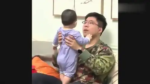 当我儿子第一次叫爸爸时,看我老公的表情,我都幸福的疯掉了