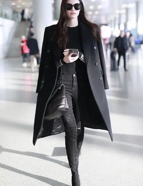 何穗再次引领时尚潮流走机场私服真高阶,气场十足超级slay