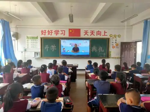孟连县第一小学用校园电视台举行春季学期开学典礼
