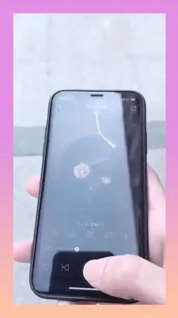 姑娘,出门还背着音响,这个大河向东流很到位,原来你喜欢怀旧啊