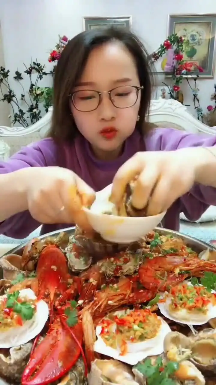 吃货美女拿起超大海螺就啃,这吃相太馋人啊