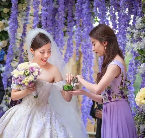 明星参加好友婚礼刘亦菲像走秀,杨紫邻家女孩,倪妮一言难尽