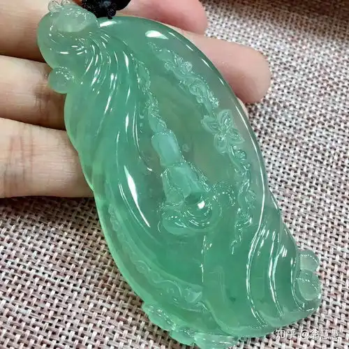 最近在看随形翡翠,什么万物,万象之类的,请问懂货的大神们能买么类似下图这种不规则的哦