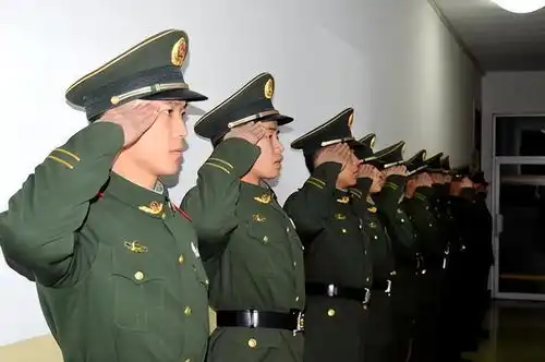 为什么我国军人采用右手敬礼原因有2方面,看完就明白了