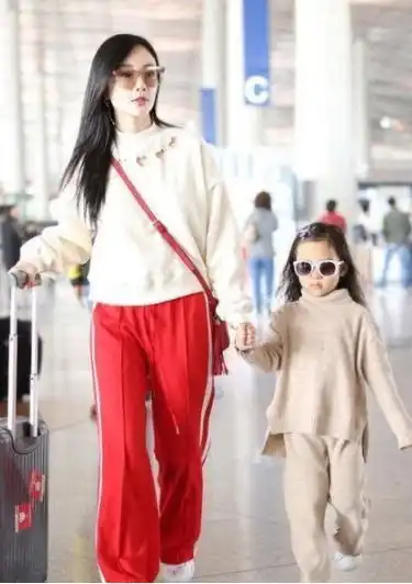 戚薇女儿vs李小璐女儿,穿衣打扮天差地别,妈妈的风格决定一切