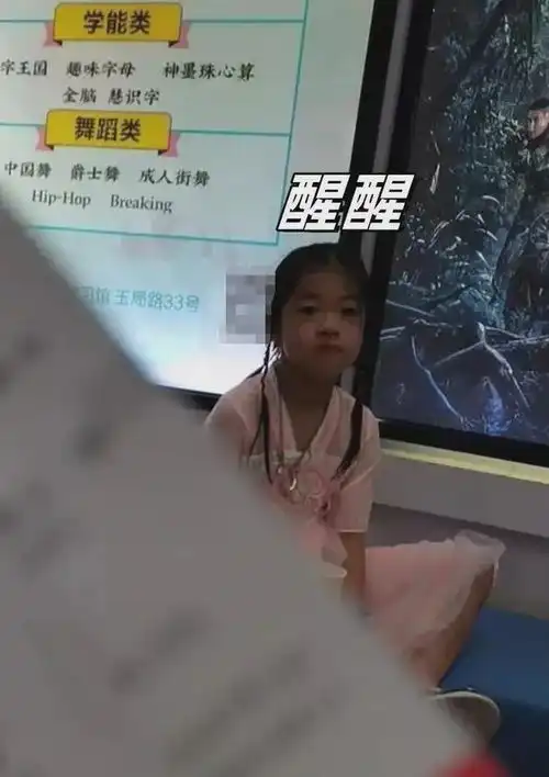 汪峰和章子怡离婚当月,带儿女去大理旅游,醒醒想妈妈表情委屈