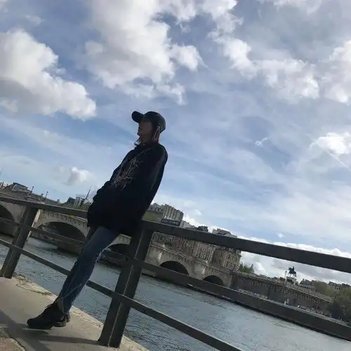 秦岚一身红太好看,巴黎时装周大露香肩,还是那个白月光