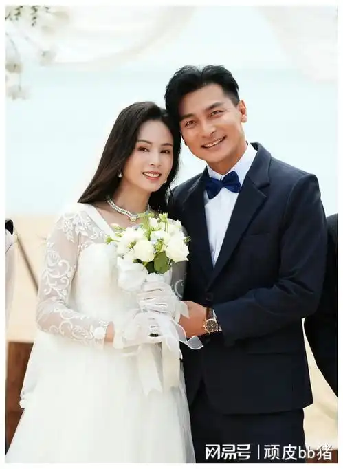 58岁港圈女神李若彤突晒婚照新郎酷似刘德华,一句话引误会