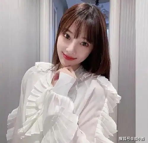 有一种时尚感,叫李小璐穿白衬衫,配牛仔裤除了时髦,更显气质设计