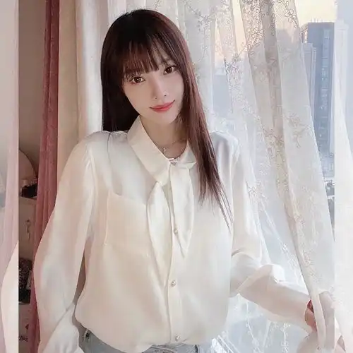 李小璐年后营业,亲自为新衣服代言,白衬衫配牛仔裤少女感十足