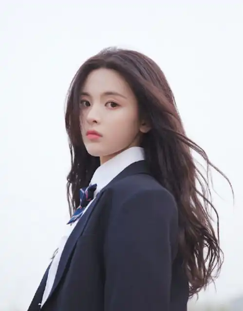 火箭少女解散杨超越假哭第二天火速改掉微博认证