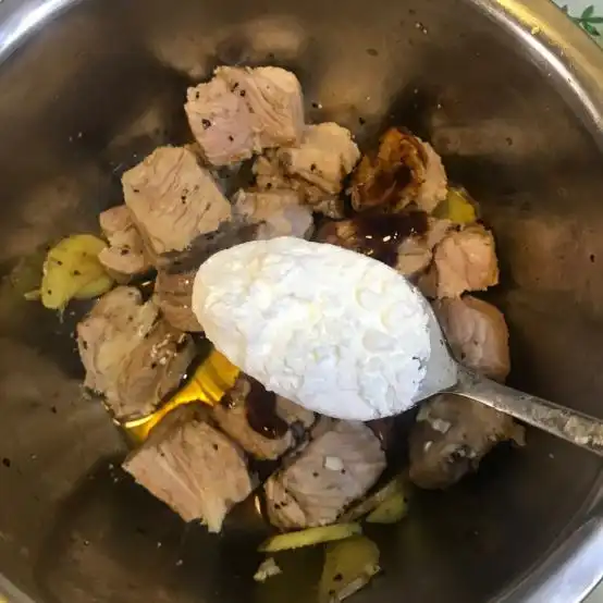 南瓜做成精致的餐具,搭配鲜美的食物,营养丰富还好吃