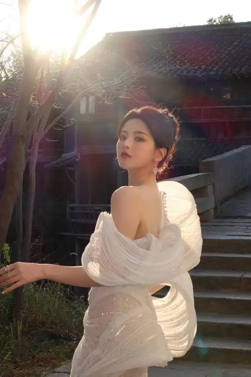 gq盛典,杨超越美得好像真人娃娃,骨相太优越了,自带氛围感
