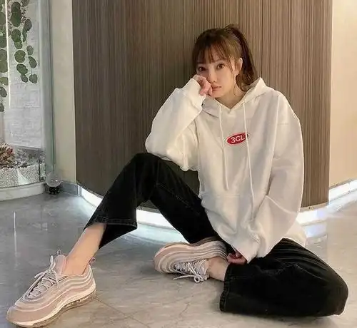 38岁李小璐少女感真强,穿格纹衬衫配短裤,轻松玩转下衣失踪