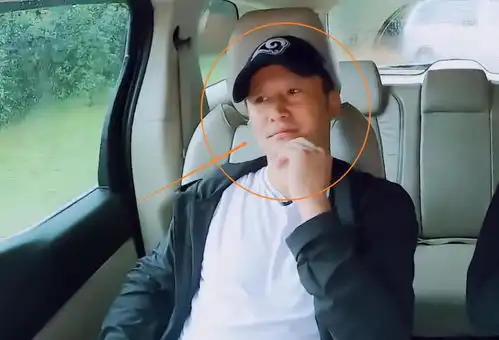 当何猷君说自己不用家里钱时,谁注意吴京的表情,内心想法很明显