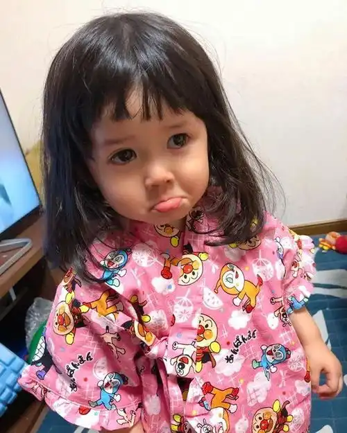 又一表情包女孩长大了曾因超萌纸箱照爆红全网,没想到短短3年后...